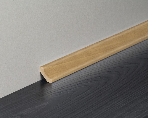 Plinthe en bois sur mur et sol