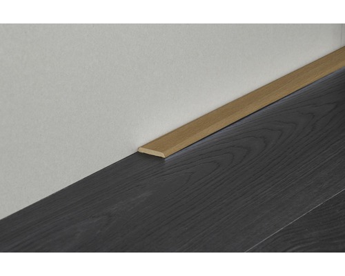 Plinthe en bois contre un mur