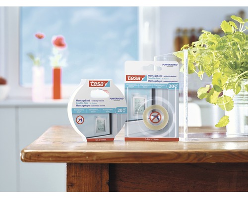 Tesa Powerbond Montageband für Glas, zwei Packungen auf einem Holztisch