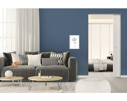 Wohnzimmer mit Sofa, Couchtisch, Wandbild und Schiebetür zum Schlafzimmer.