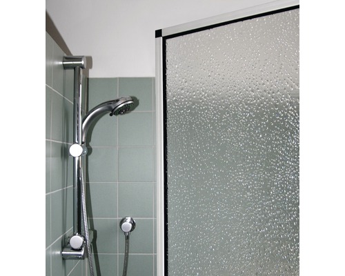 Dusche mit Duschstange und Duschwand