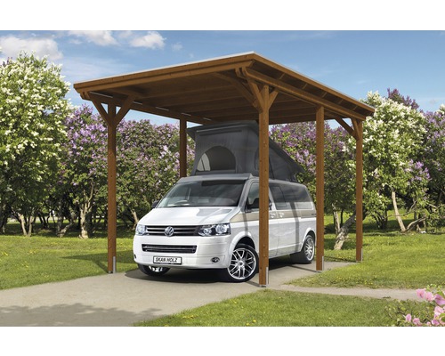 Holzcarport mit parkendem Fahrzeug im Garten