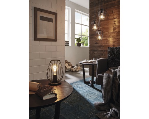 Vue d''intérieur avec lampe de table, suspensions et éléments décoratifs pour une ambiance d''habitation chaleureuse