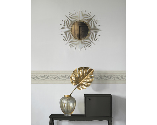 Dekoratives Wohnzimmer mit Spiegel, Bordüre, Vase, Blatt und Schrank