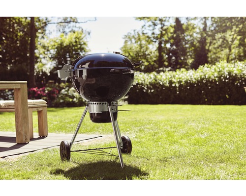 Kugelgrill auf einer Rasenfläche im Garten