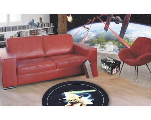Salon avec canapé rouge, tapis rond avec motif Yoda et décoration Star Wars