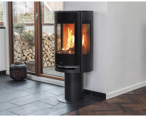 Kaminofen mit Holzfeuer in einem Wohnraum