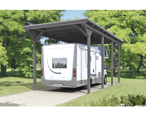 Holzcarport mit Wohnmobil auf gepflastertem Untergrund
