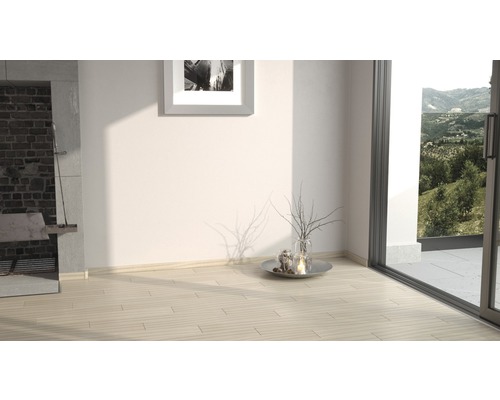 Pièce lumineuse avec cheminée, fenêtre et décoration