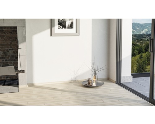 Pièce lumineuse avec carrelage, décoration murale et porte de terrasse