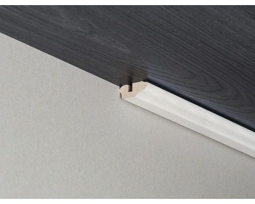 Sockelleiste aus Holz an Wand und Boden