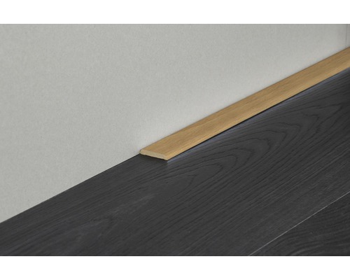 Plinthe en bois sur sol stratifié foncé