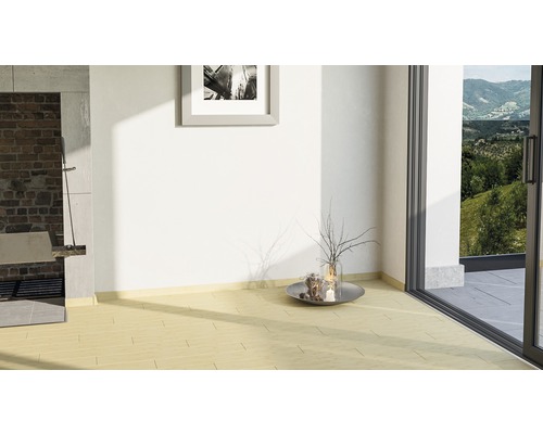 Pièce lumineuse avec carrelage, cheminée ouverte et vue sur la verdure