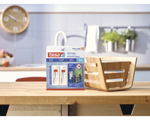 Emballage de clous adhésifs Tesa avec panier en bambou sur une table