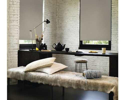 Helles Zimmer mit Rollläden, Schreibtisch, Bank und dekorativen Elementen