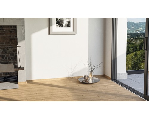 Heller Raum mit Fliesen in Holzoptik, Fenster und Deko