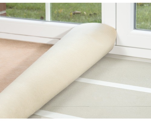 Tapis roulé devant une fenêtre