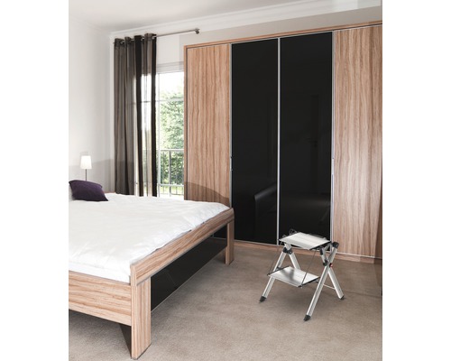 Chambre à coucher avec lit, armoire à portes coulissantes et marchepied