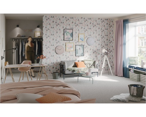 Helles Schlafzimmer mit Bett, Sofa, Schreibtisch und geometrischer Tapete