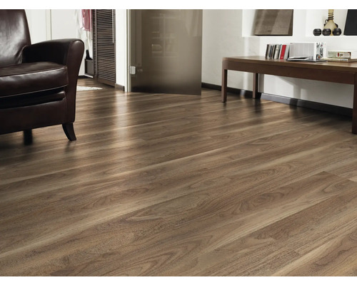 Intérieur avec sol stratifié aspect bois