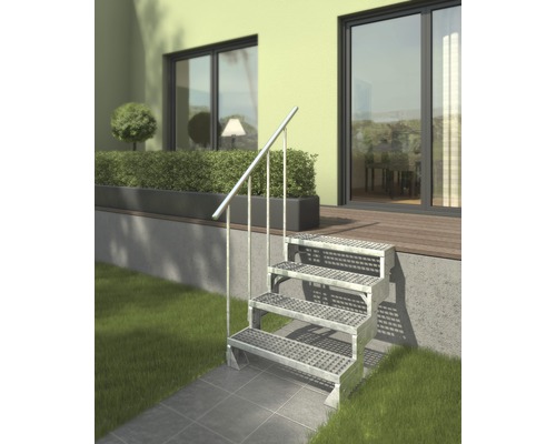Photo extérieure d''un escalier extérieur avec cinq marches et une rampe
