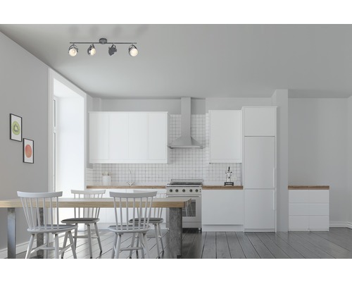 Moderne Küche mit Esstisch und Deckenleuchte mit mehreren Strahlern.