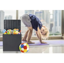 Aufbewahrungsbox gefüllt mit Spielzeug und Kind beim Spielen