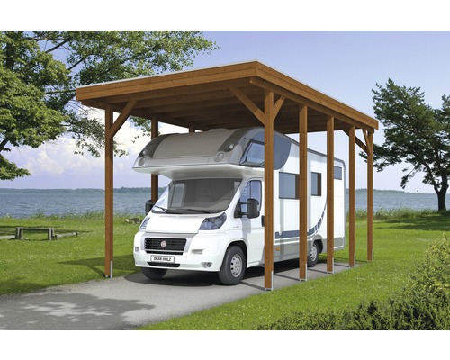 Camping-car sous un abri de voiture en bois