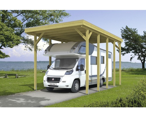 Camping-car sous un abri en bois