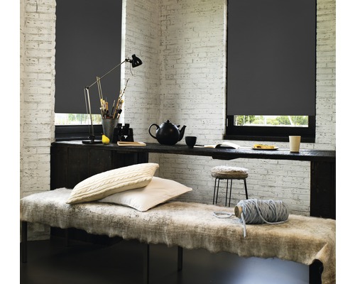 Pièce lumineuse avec stores enrouleurs gris devant les fenêtres, table, banc et décorations