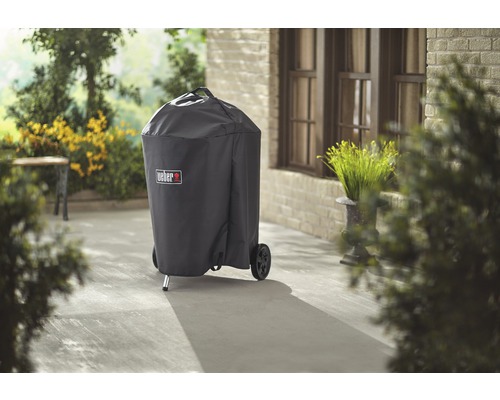 Gril Weber avec housse sur une terrasse