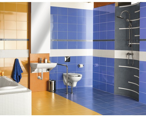 Badezimmer mit Dusche, Waschbecken und Toilette in blau-orangenen Farbtönen