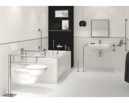 Salle de bain accessible avec toilettes, baignoire et lavabo avec barres d''appui