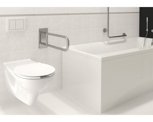 Salle de bain moderne avec WC suspendu, baignoire et barres d''appui