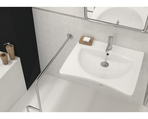 Salle de bains moderne avec lavabo, robinet, miroir et porte-serviettes