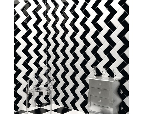 Vue d''une pièce avec des carreaux muraux et de sol à motifs noirs et blancs, une chaise transparente et une commode