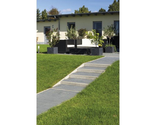 Aussenbereich mit Pflasterweg, Treppe und Sitzgruppe