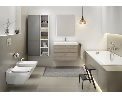 Salle de bains moderne avec lavabo, miroir, baignoire, bidet et meubles de rangement