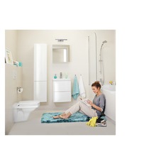 Badezimmer mit Toilette, Waschtisch, Spiegelschrank, Hochschrank und Badewanne.