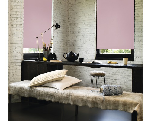 Helles Zimmer mit zwei Fenstern und rosa Rollos, dekoriert mit Bank, Tisch und Accessoires