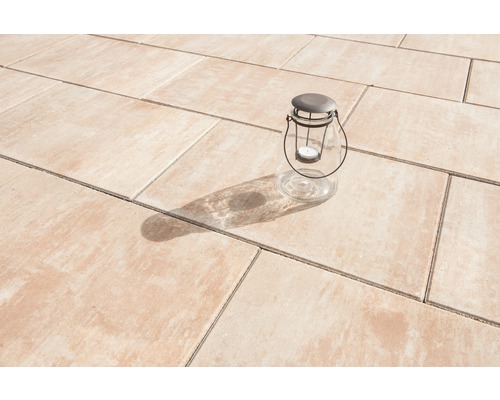 Aussenbereich mit rechteckigen Pflastersteinen und Windlicht