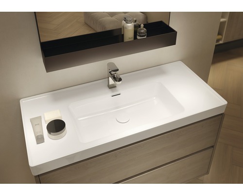 Meuble-lavabo avec vasque blanche et meuble bas en bois dans la salle de bain