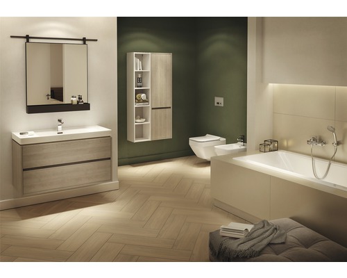Salle de bains avec lavabo, miroir, armoire suspendue, WC, bidet et baignoire dans un design clair