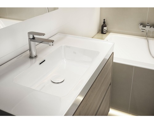 Lavabo avec robinet et meuble sous-vasque dans la salle de bain