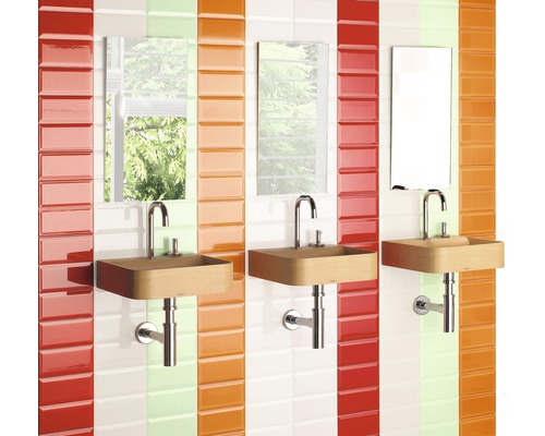 Badezimmergestaltung mit Waschbecken, Spiegel und farbigen Wandfliesen