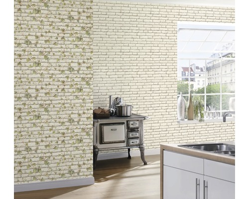 Pièce lumineuse avec papier peint à motif de briques, four et fenêtre