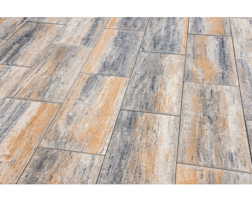 Pavés en béton posés avec une surface chinée