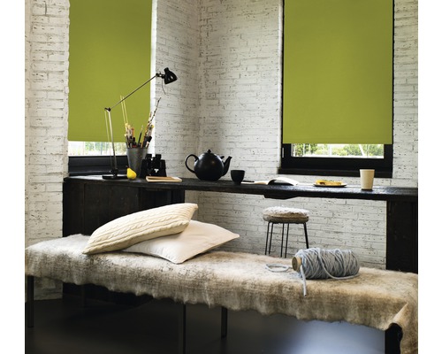 Wohnraum mit Rollos, Tisch und Sitzbank