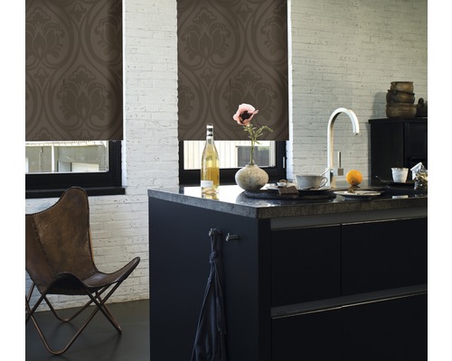 Ansicht einer Küche mit Rollos vor den Fenstern, einer Kücheninsel und einem Stuhl