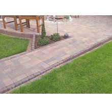 Gartenweg aus Pflastersteinen mit Rasenfläche
